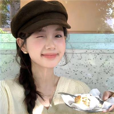 在塑料泡沫的男孩
